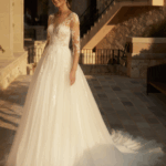 ROBE AVEC MANCHES ET TULLE