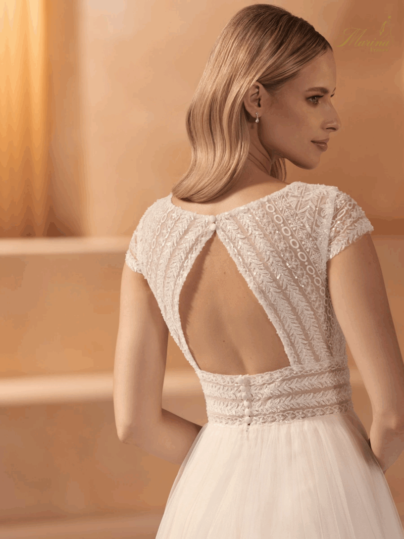 Robe dentelle avec Strasses et dos en Triangle et bas en tulle