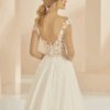Robe dentelle en transparence