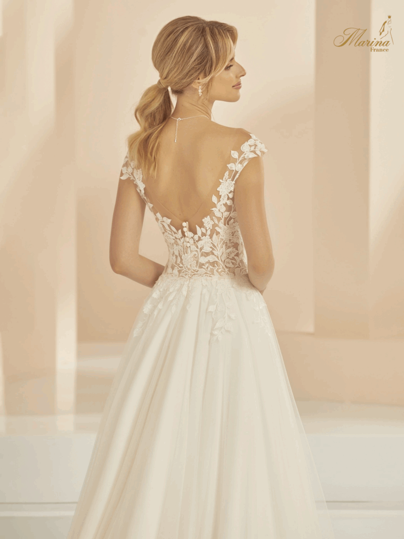 Robe dentelle en transparence
