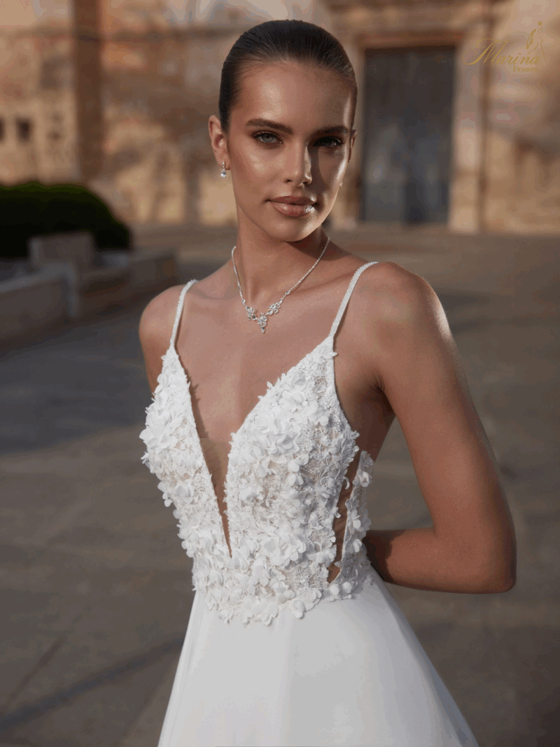 ROBE DENTELLE AVEC BRETELLES FINES ET BAS FLUIDE