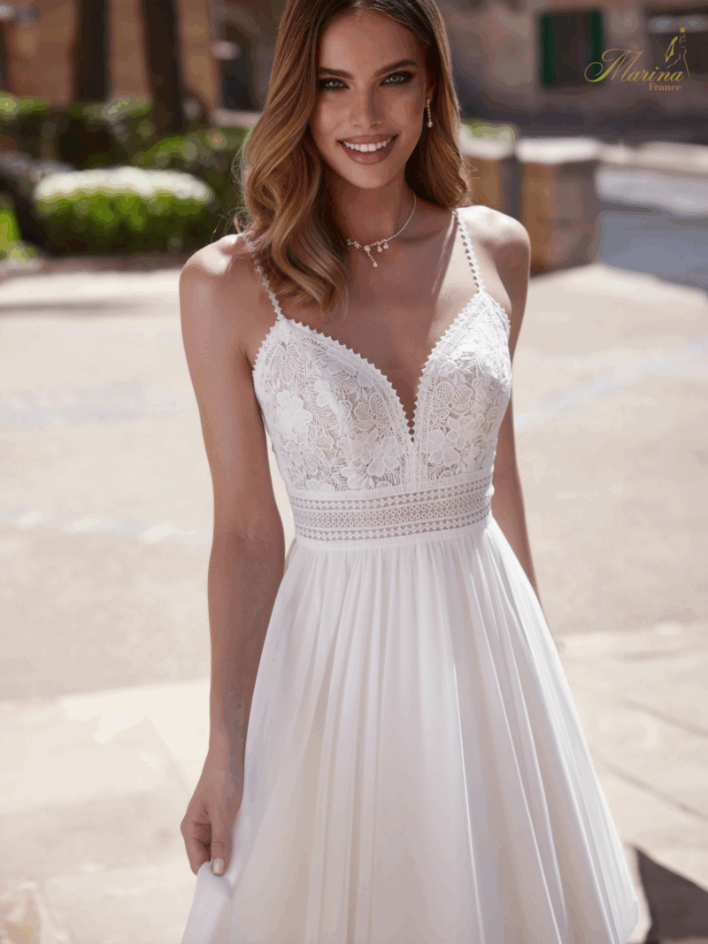 ROBE DENTELLE, BRETELLES FINES ET BAS FLUIDE