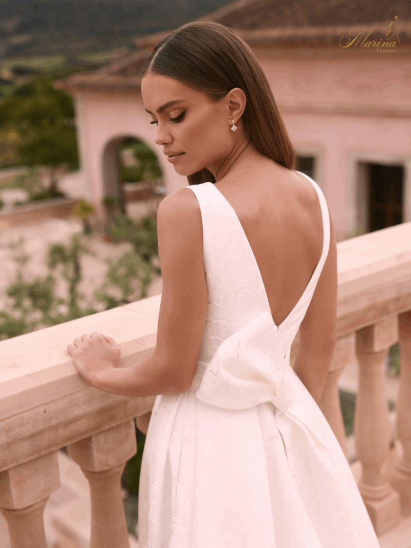 ROBE AVEC MOTIFS DE FLERUS ET FENTE, AVEC CEINTURE ET NOEUD AU DOS
