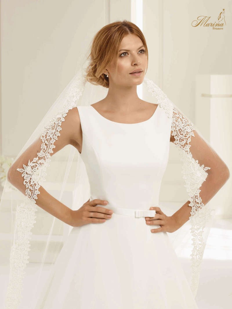 Robe satin avec ceinture , sans décolleté et dos en v