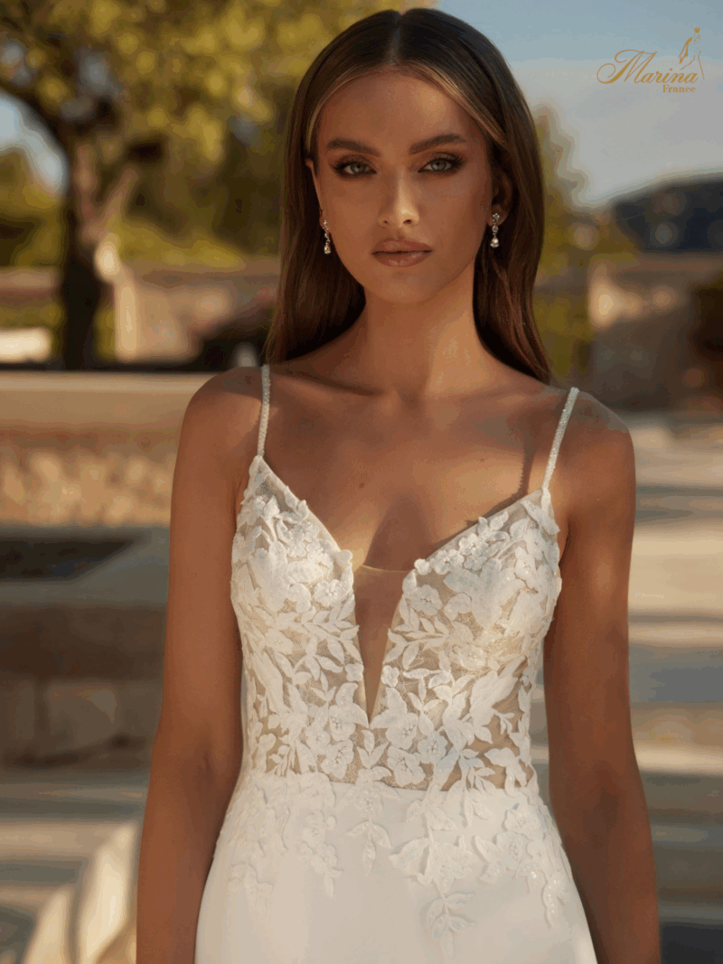 ROBE DENTELLE ET STRASSES ET BAS FLUIDE