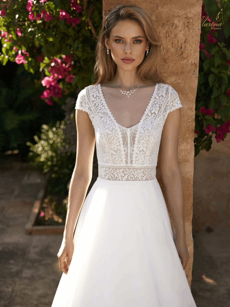 ROBE HAUT EN DENTELLE ET DOS EN TRIANGLE T BAS FLUIDE