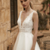 ROBE DENTELLE ET CEINTURE EN SATIN AVEC BAS EN TULLE