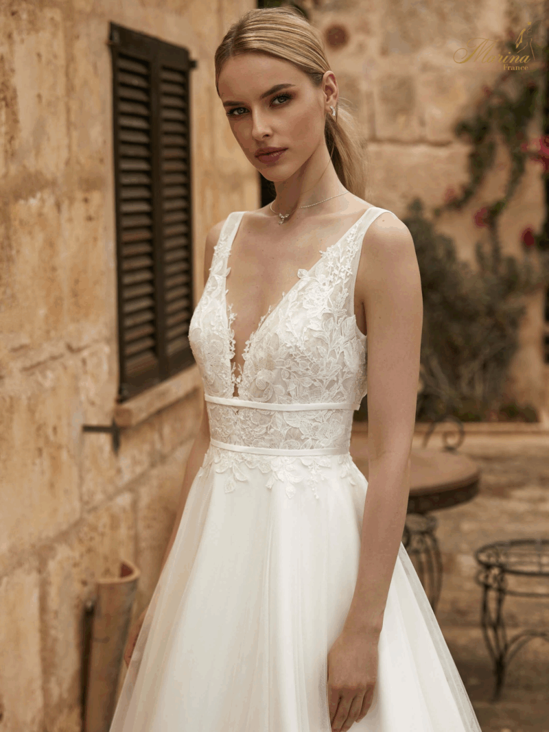 ROBE DENTELLE ET CEINTURE EN SATIN AVEC BAS EN TULLE