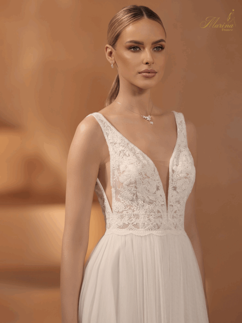 ROBE EN DENTELLE RT BAS EN TULLE AVEC FENTE