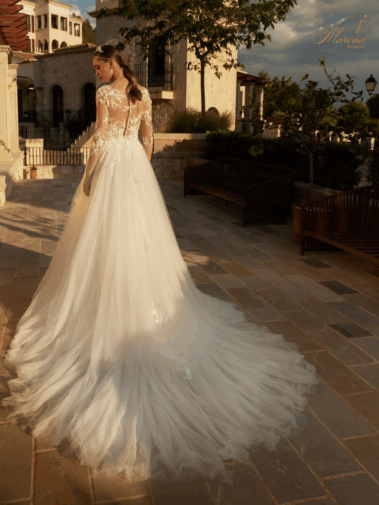 ROBE AVEC MANCHES EN DENTELLE ET BAS EN TULLE