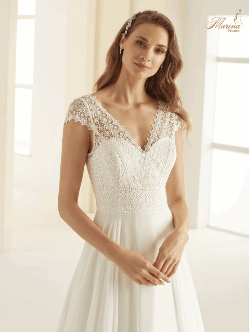 Robe bohème avec dentelle et bas en crêpe fluide