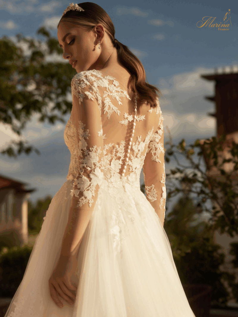 ROBE AVEC MANCHES ET TULLE