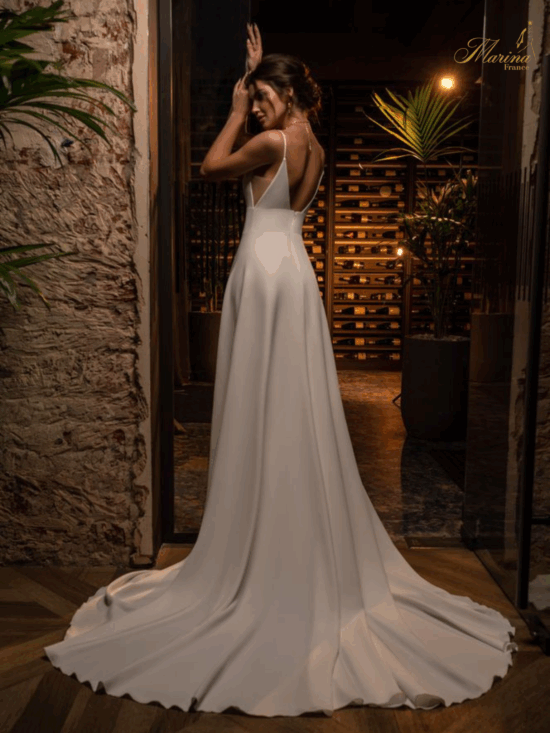 Robe simple prestige en mousseline avec dos en v