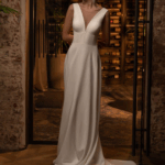 Robe satin avec décolleté et ceinture