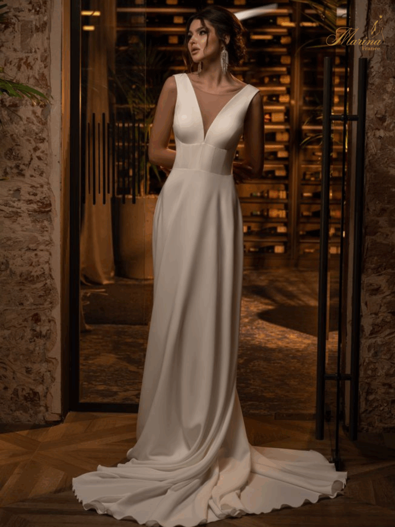 Robe satin avec décolleté et ceinture