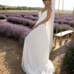 Robe dentelle avec dos en V et bas fluide avec bretelles fines