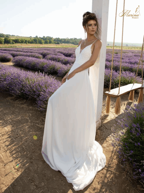 Robe dentelle avec dos en V et bas fluide avec bretelles fines
