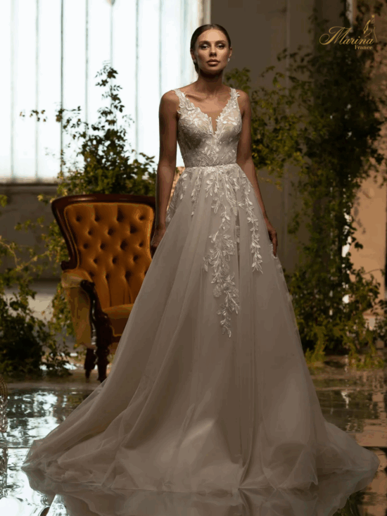 Robe dentelle et tulle avec dos en V