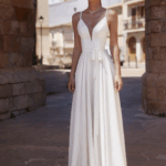 Robe simple avec bretelles fines er ceinture avec noeud