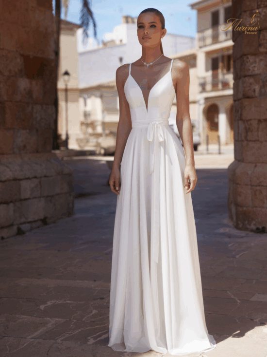 Robe simple avec bretelles fines er ceinture avec noeud