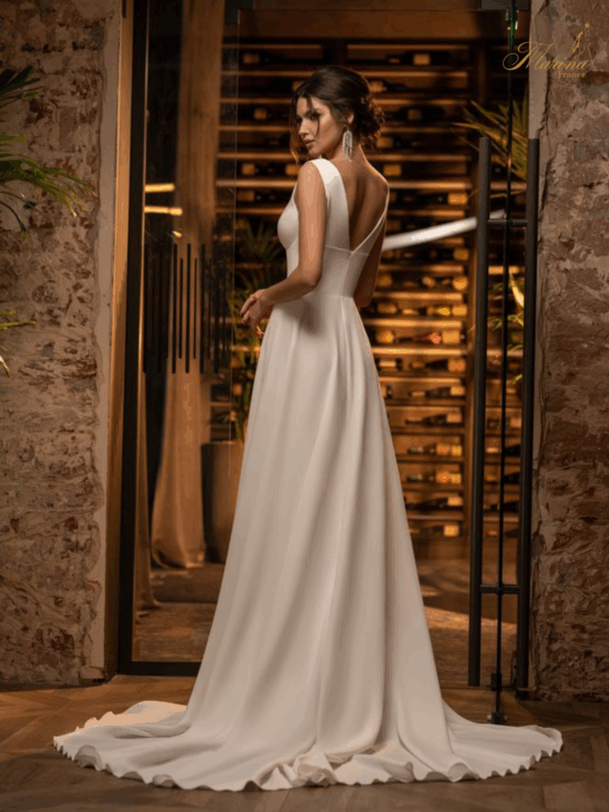Robe satin avec décolleté et ceinture