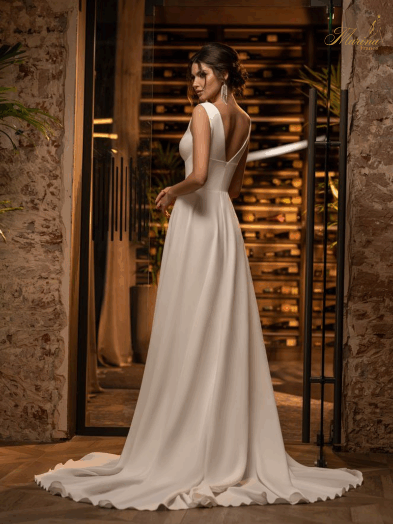 Robe satin avec décolleté et ceinture