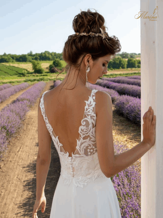 Robe dentelle avec dos en V et bas fluide avec bretelles fines