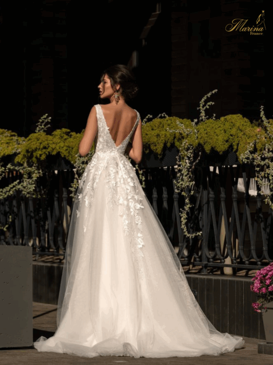 Robe dentelle avec bas en tulle