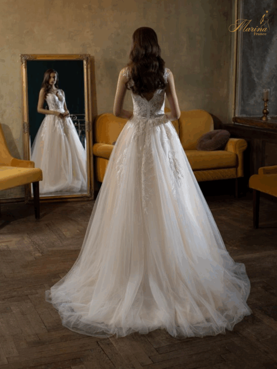 ROBE DENTELLE AVEC TULLE