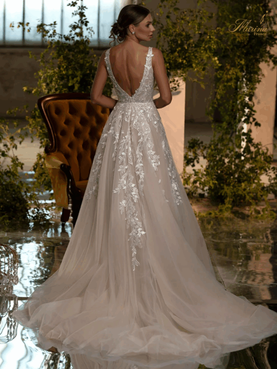 Robe dentelle et tulle avec dos en V