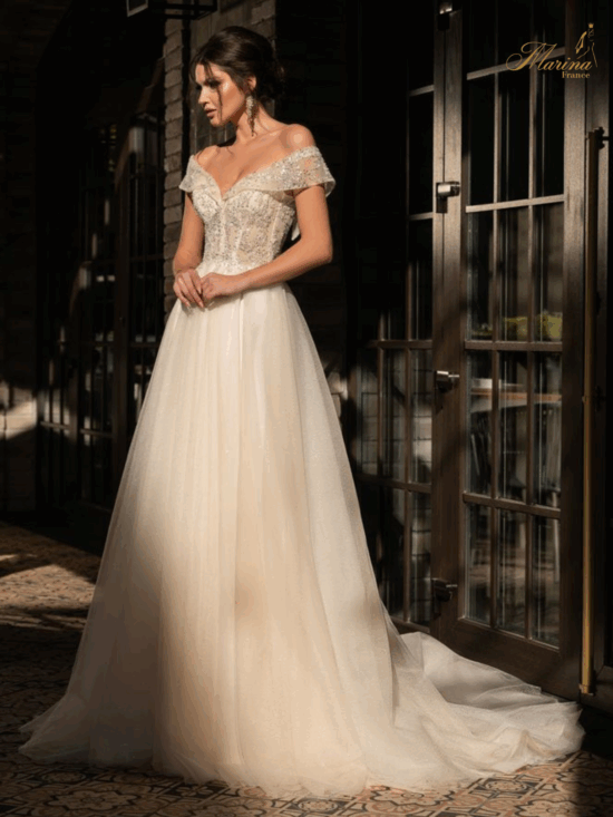 ROBE PRINCESSE AVEC STRASSES ET BAS TULLE