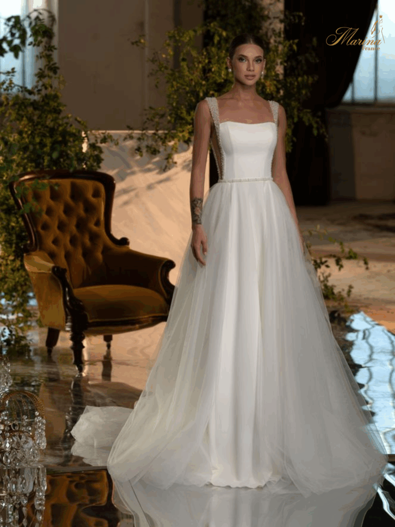 ROBE AVEC PERLES ET TULLE