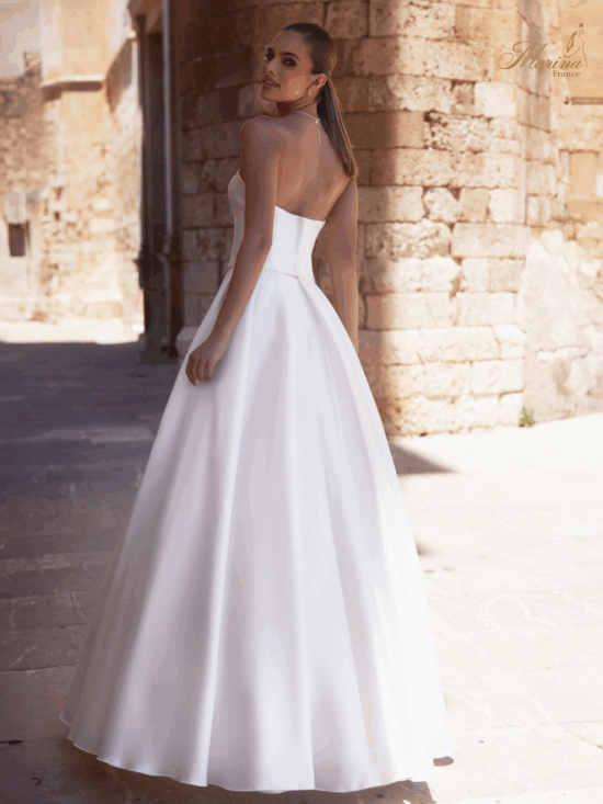 Robe bustier satin avec bustier en cœur et décolleté