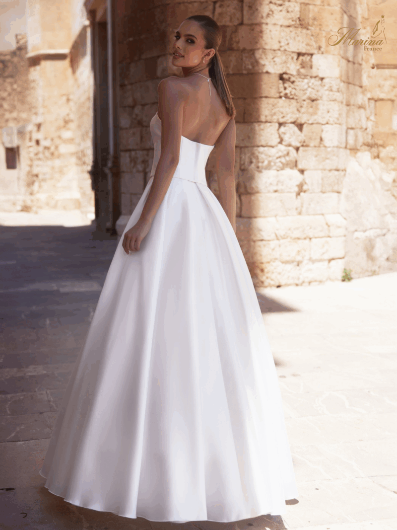 Robe bustier satin avec bustier en cœur et décolleté