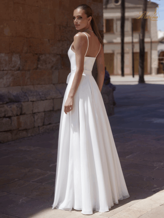 Robe simple avec bretelles fines er ceinture avec noeud