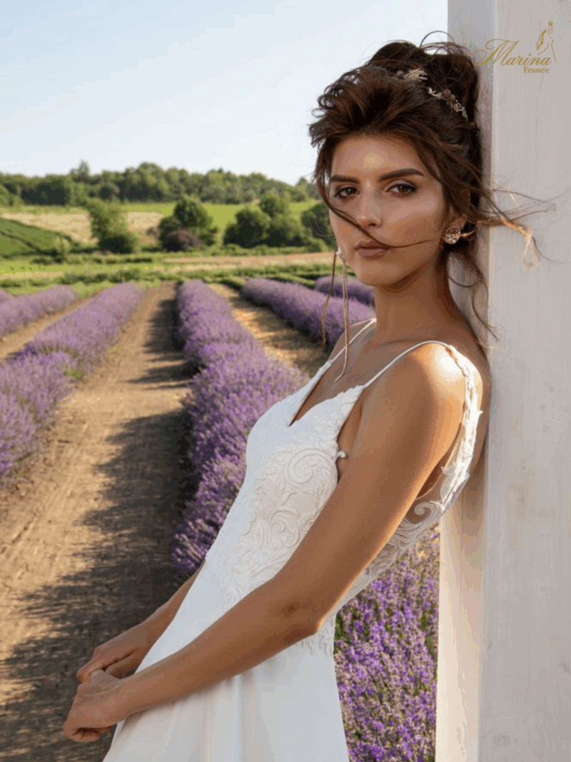 Robe dentelle avec dos en V et bas fluide avec bretelles fines