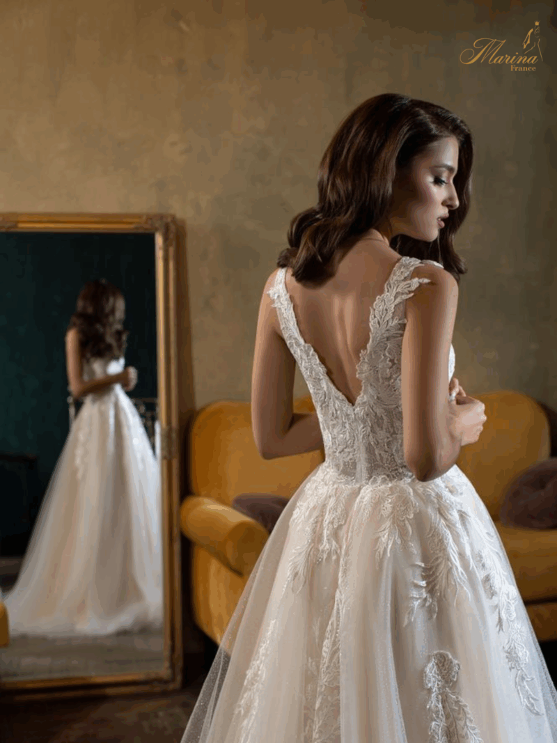 ROBE DENTELLE AVEC TULLE