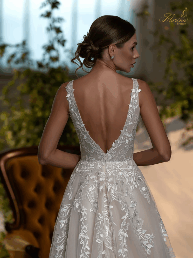 Robe dentelle et tulle avec dos en V