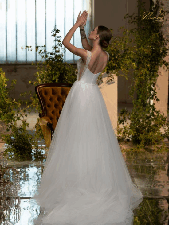 ROBE AVEC PERLES ET TULLE