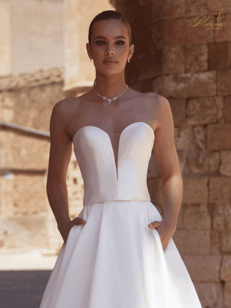 Robe bustier satin avec bustier en cœur et décolleté