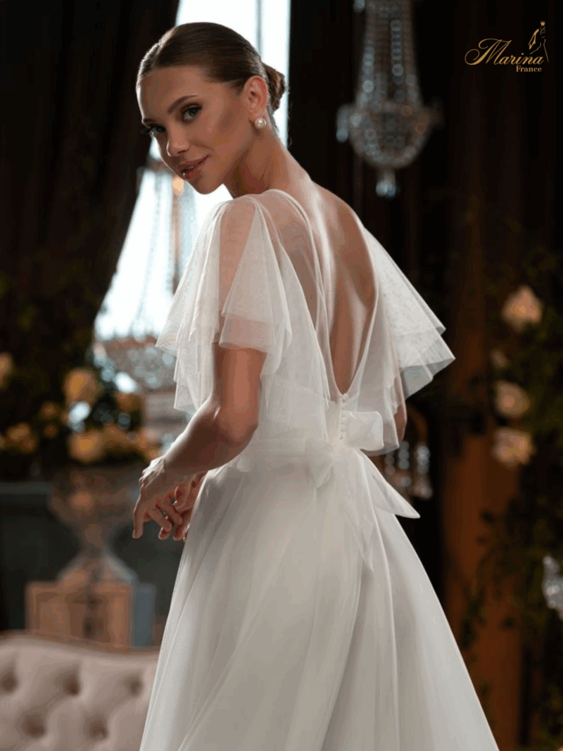 ROBE EN TULLE AVEC DOS EN V ET NOEUD