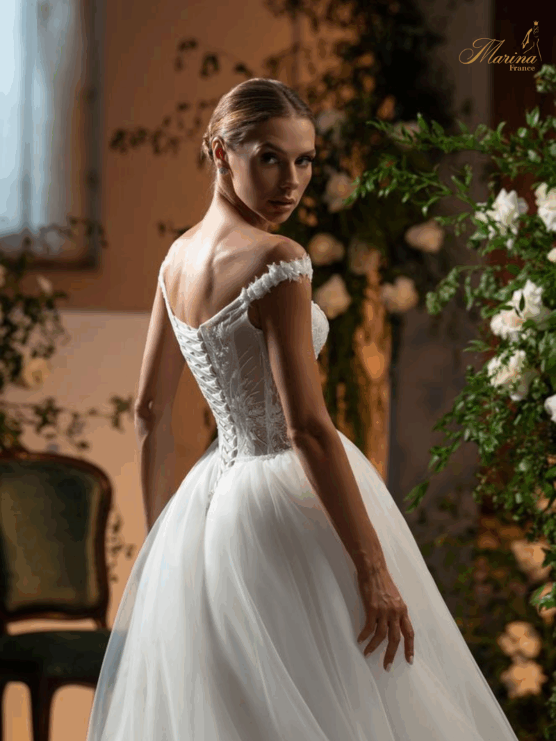 ROBE STRASSES ET TULLE AVEC LAÇAGE
