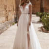 Robe fluide avec dentelle symétrique et fente.