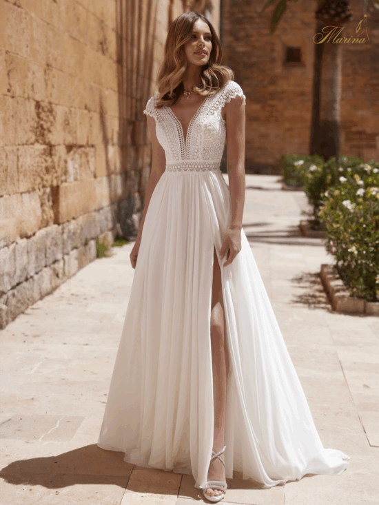 Robe fluide avec dentelle symétrique et fente.