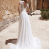 Robe fluide avec dentelle symétrique et fente.