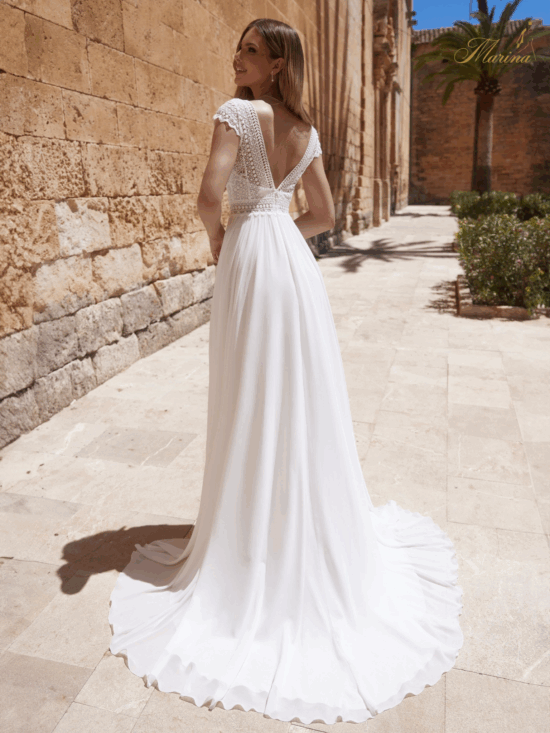 Robe fluide avec dentelle symétrique et fente.