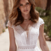 Robe fluide avec dentelle symétrique et fente.