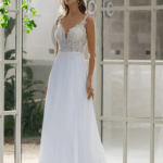 Robe fluide avec haut en dentelle et Strasses.