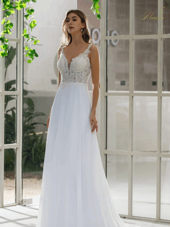 Robe fluide avec haut en dentelle et Strasses.