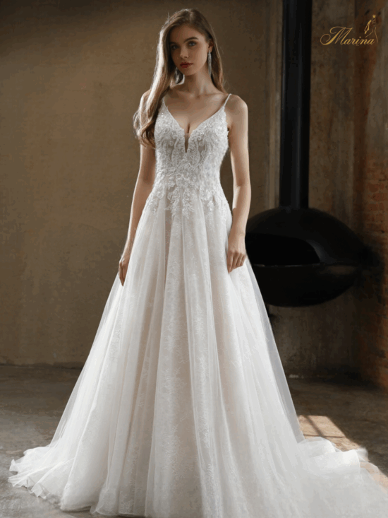 Robe princesse bretelles fines avec dentelle et paillettes.